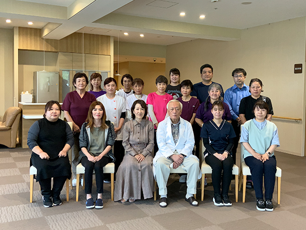 職員の集合写真